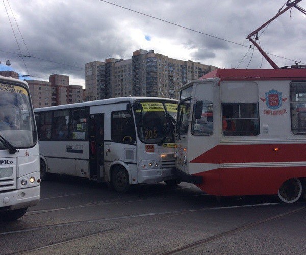 На Васильевском острове трамвай шестого маршрута «спрыгнул» с рельсов