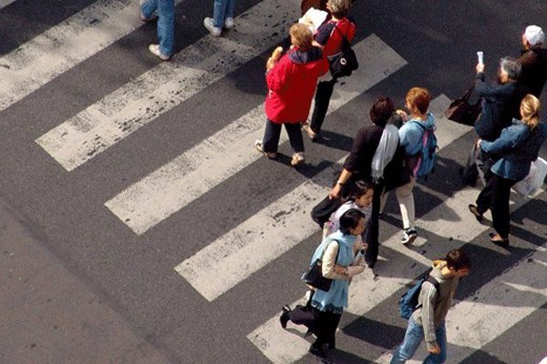 Начало перехода. Медленный пешеход. Картонные люди у переходов. Пешеходный переход на турист Омск. Анимация толпа пешеходов.