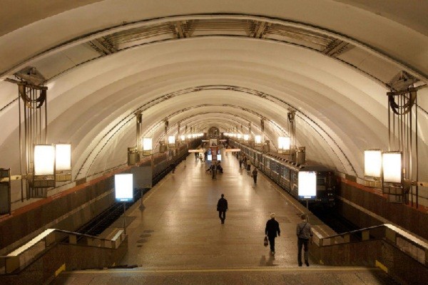 Лиговский проспект метро. Метро Лиговский проспект эскалатор. Вестибюль станции Лиговский проспект. Метро Лиговский вестибюль. Светильники на эскалаторе станции метро Лиговский проспект.