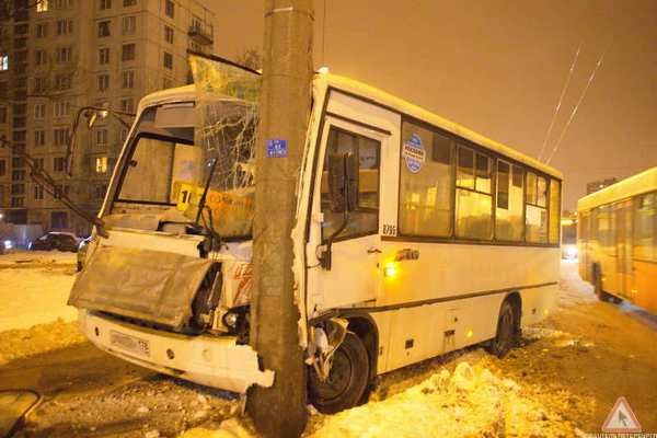 Автобус столб. Революция автобусов. Шкода влетела в автобус в Москве. Автобусы до революции.