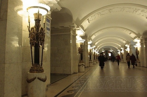 Пушкинская метро время. Вестибюль станции метро Пушкинская. Метро Пушкинская СПБ вестибюль. Станция метро Пушкинская Львов. ТЮЗ метро Пушкинская СПБ.