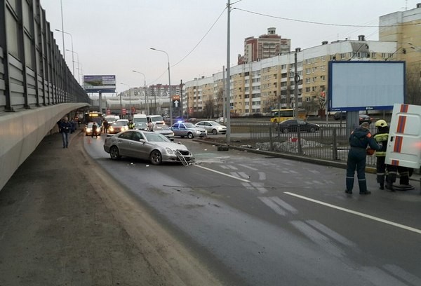 Московские ворота ограничение движения. Почему перекрыли движение сегодня. Почему перекрыли движение сегодня. Блондинка на красном кабриолете перевернулась на мкад. Километровые пробки москвы фото.