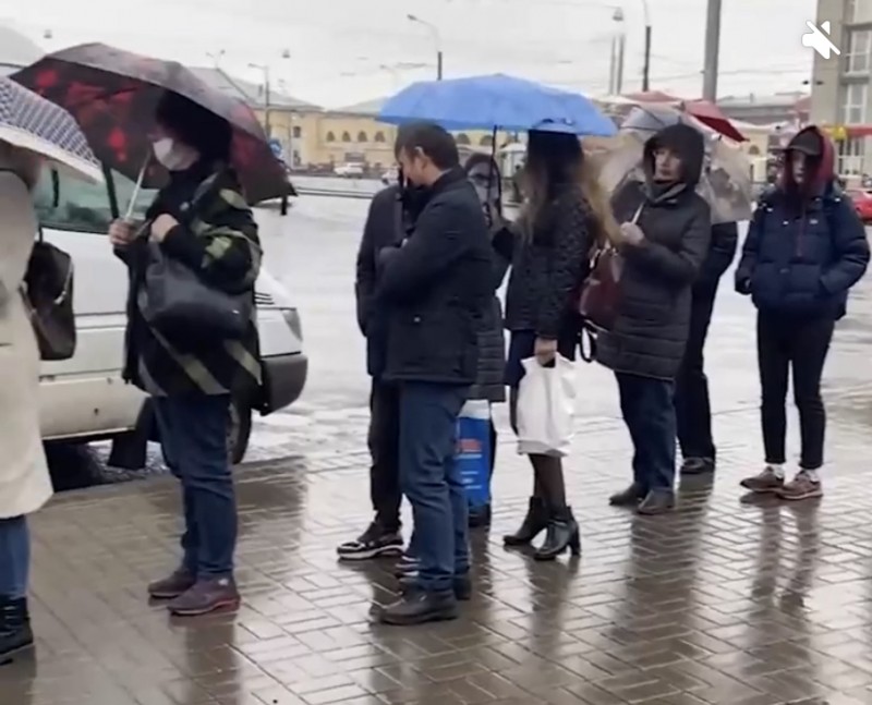 Петербуржцы жалуются, что вынуждены стоять в очередях на маршрутки