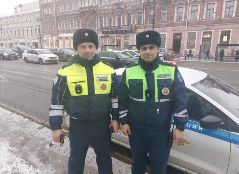 Инспекторы ДПС потушили подар в центре Петербурга