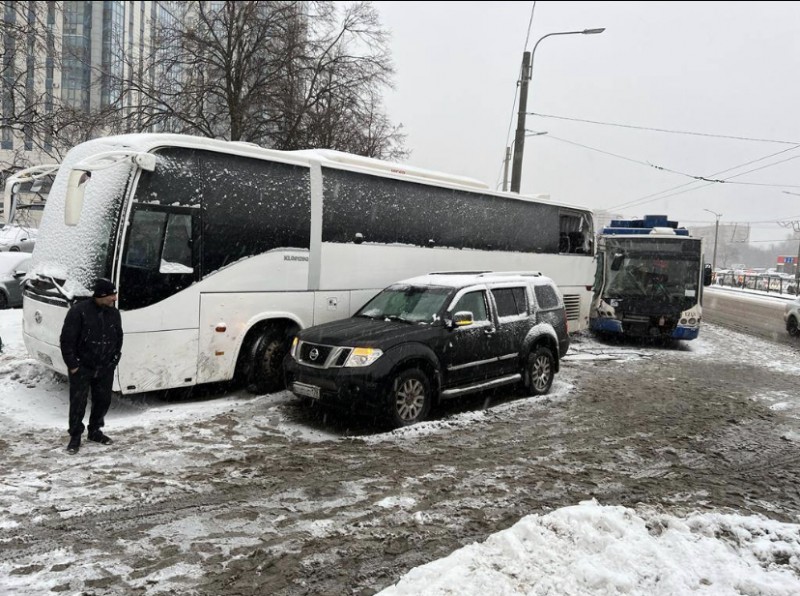 В Петербурге произошло ДТП с участием автомобиля, троллейбуса и автобуса