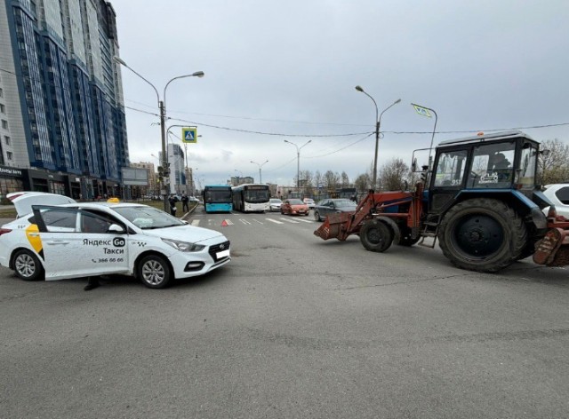 В Петербурге при столкновении трактора и такси пострадали двое детей
