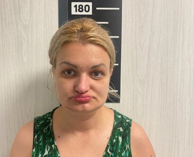 На Русановской улице задержали 36-летнюю женщину со свертком запретного в рюкзаке